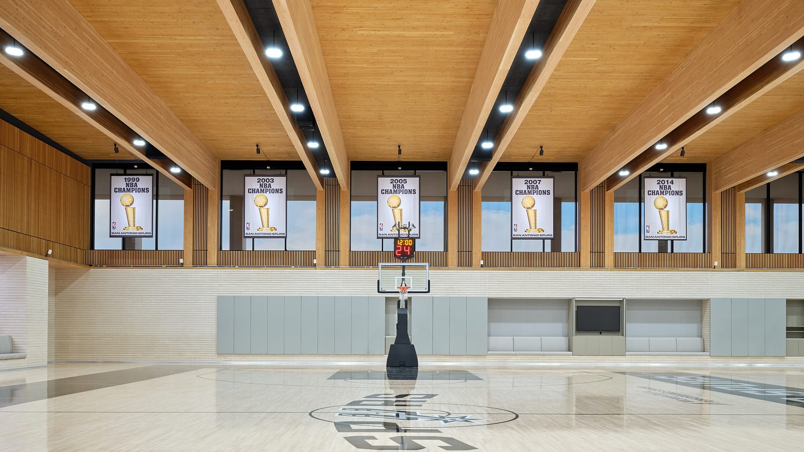 P23638 00 Spurs Perf Ctr N33 printmedium